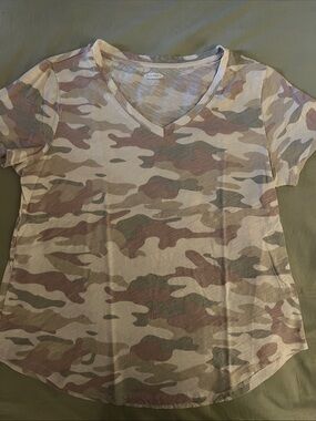 Old Navy Short Sleeve V-Neck Camo Tee in Blush and Sage